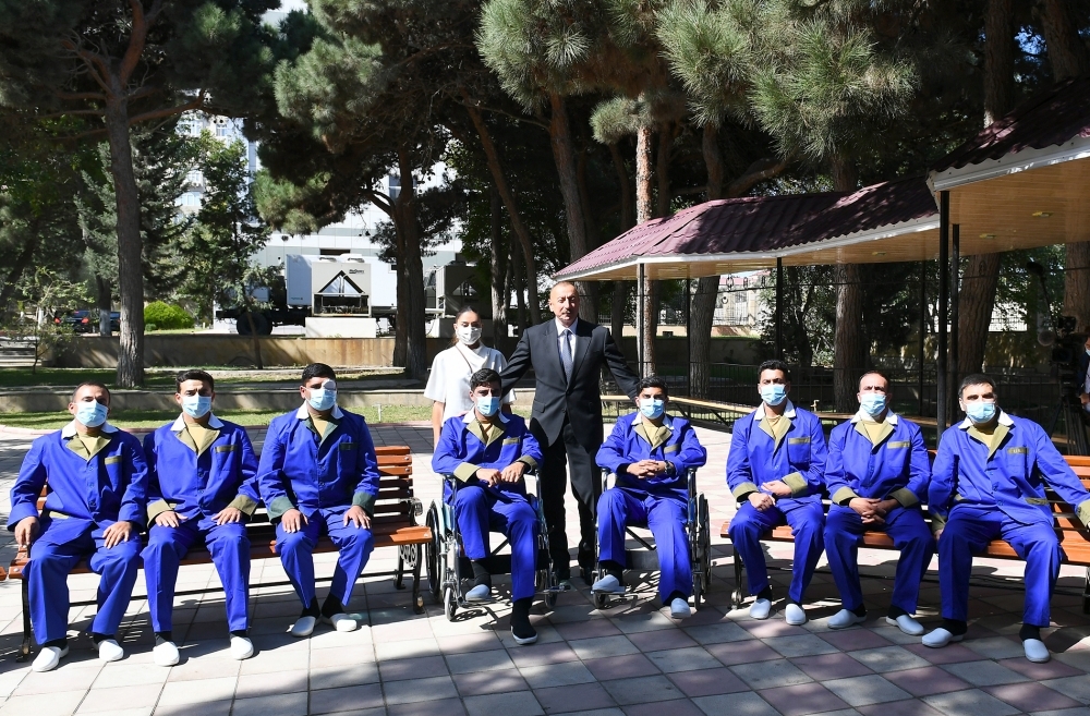 Prezident İlham Əliyev və birinci xanım Mehriban Əliyeva Mərkəzi Hərbi Hospitalda müalicə olunan yaralı hərbçilərə baş çəkiblər