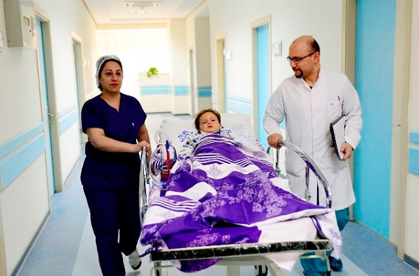 Cəbhəyanı bölgədə uşaqlarda ürək əməliyyatları edilir Cəbhəyanı bölgədə uşaqlarda ürək əməliyyatları edilir