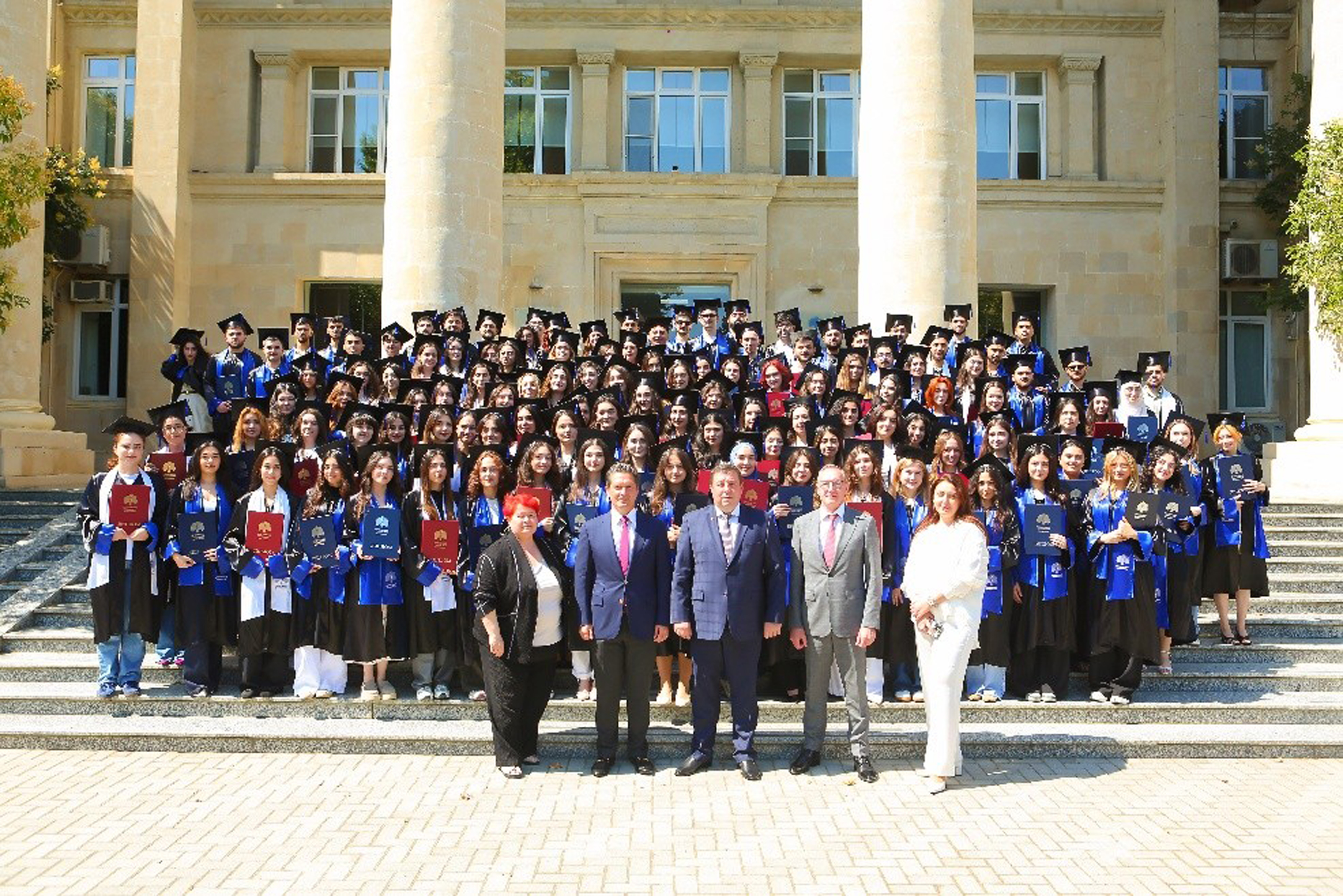 Seçenov Universitetinin Bakı filialında məzunlara diplomların təqdimatı mərasimi keçirilib