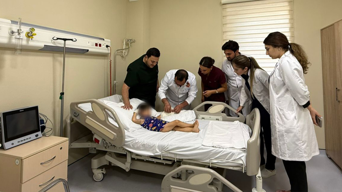 Üç yaşlı uşağın qopmuş əli mürəkkəb əməliyyatla bərpa edilib